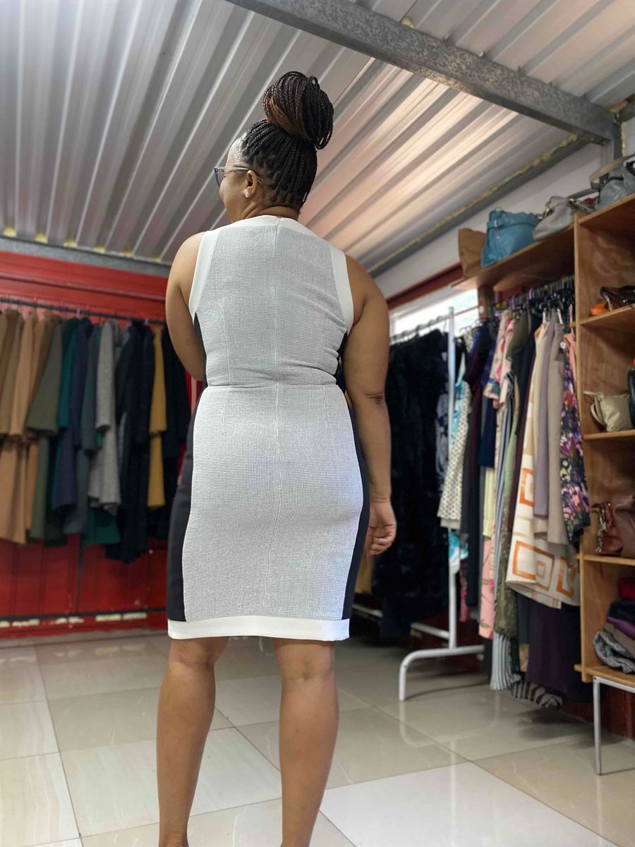 sleeveless dress